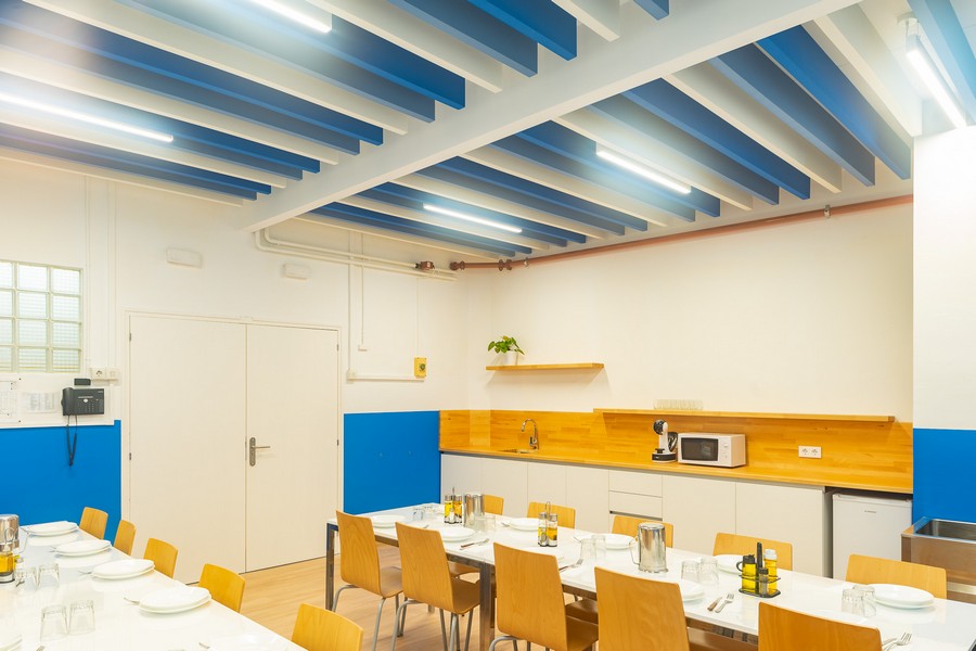 Fotografies de l’adequació dels menjadors dels alumnes i professors a Les Escoles Píes de Sant Martí, a Barcelona. Projecte d’Efebé.